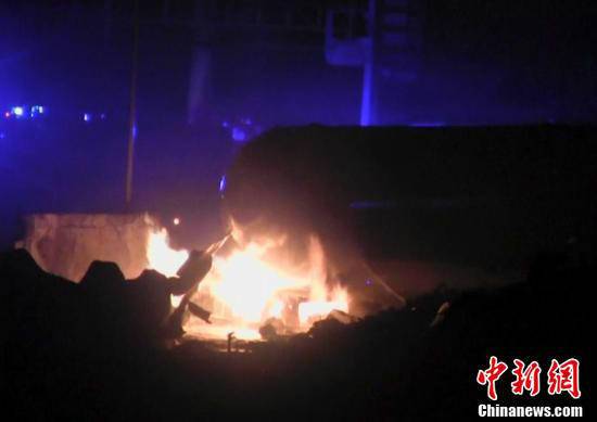 火災(zāi)現(xiàn)場，可以看到一個(gè)儲(chǔ)氣罐正在熊熊燃燒。