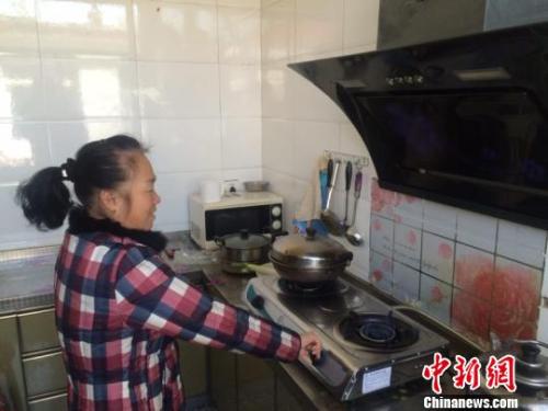圖為居民用燃?xì)庠钭鲲垺！±钔ヒ?攝